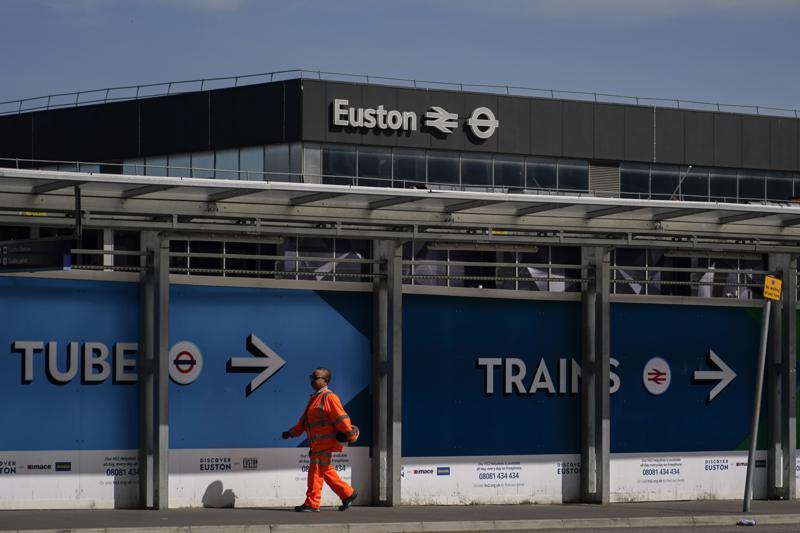 UK rail strike strands commuters, pits workers against govt