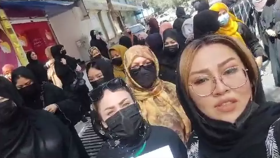 Afghanistan: Women protest against beauty salon closures