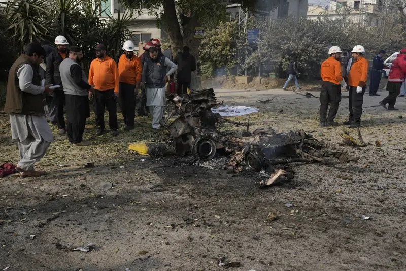 Car bombing in Islamabad kills 2 suspects and policeman