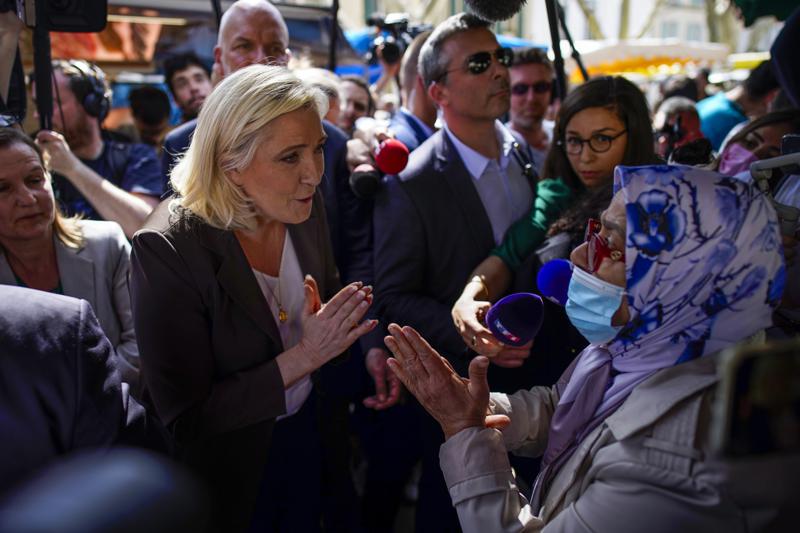 French presidential campaign spotlights Muslim headscarves