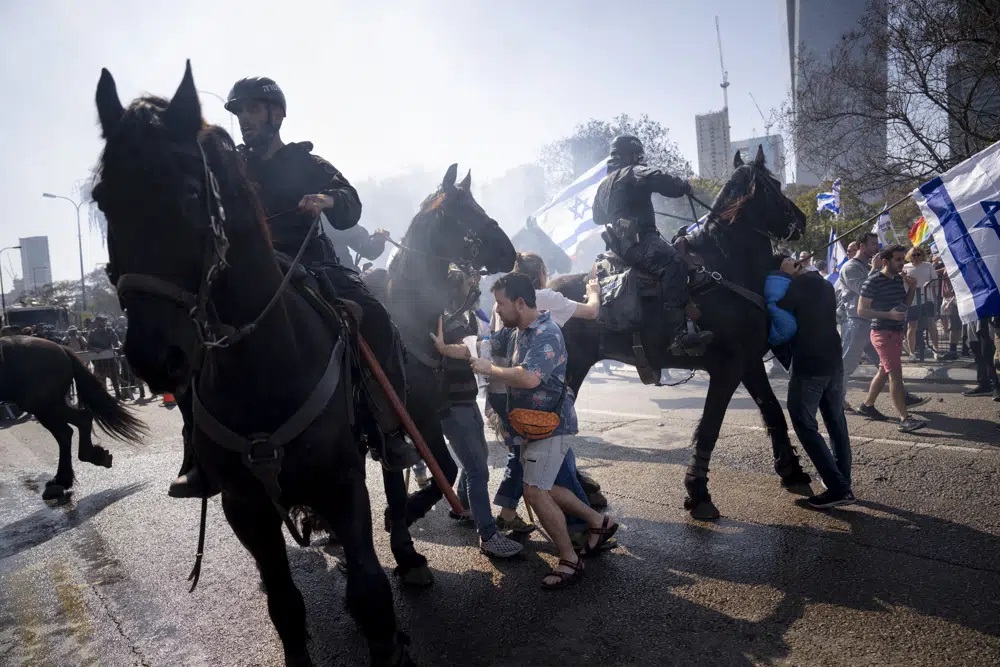 Israeli police crack down, clash with anti-Netanyahu protest