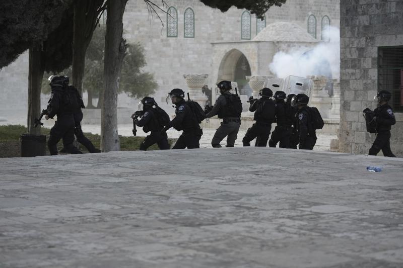 Israeli police storm Jerusalem holy site after rock-throwing