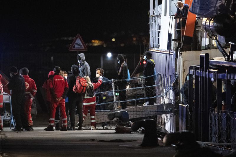 Italy stops 35 migrants from getting off rescue ship in port
