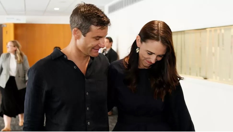 Jacinda Ardern: New Zealand PM quits citing burnout