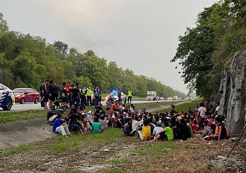 Over 500 Rohingya flee Malaysian detention, 6 die on highway