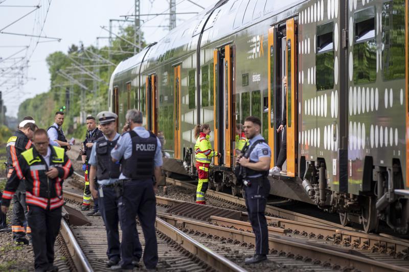 Passengers on German train overpower knife attacker