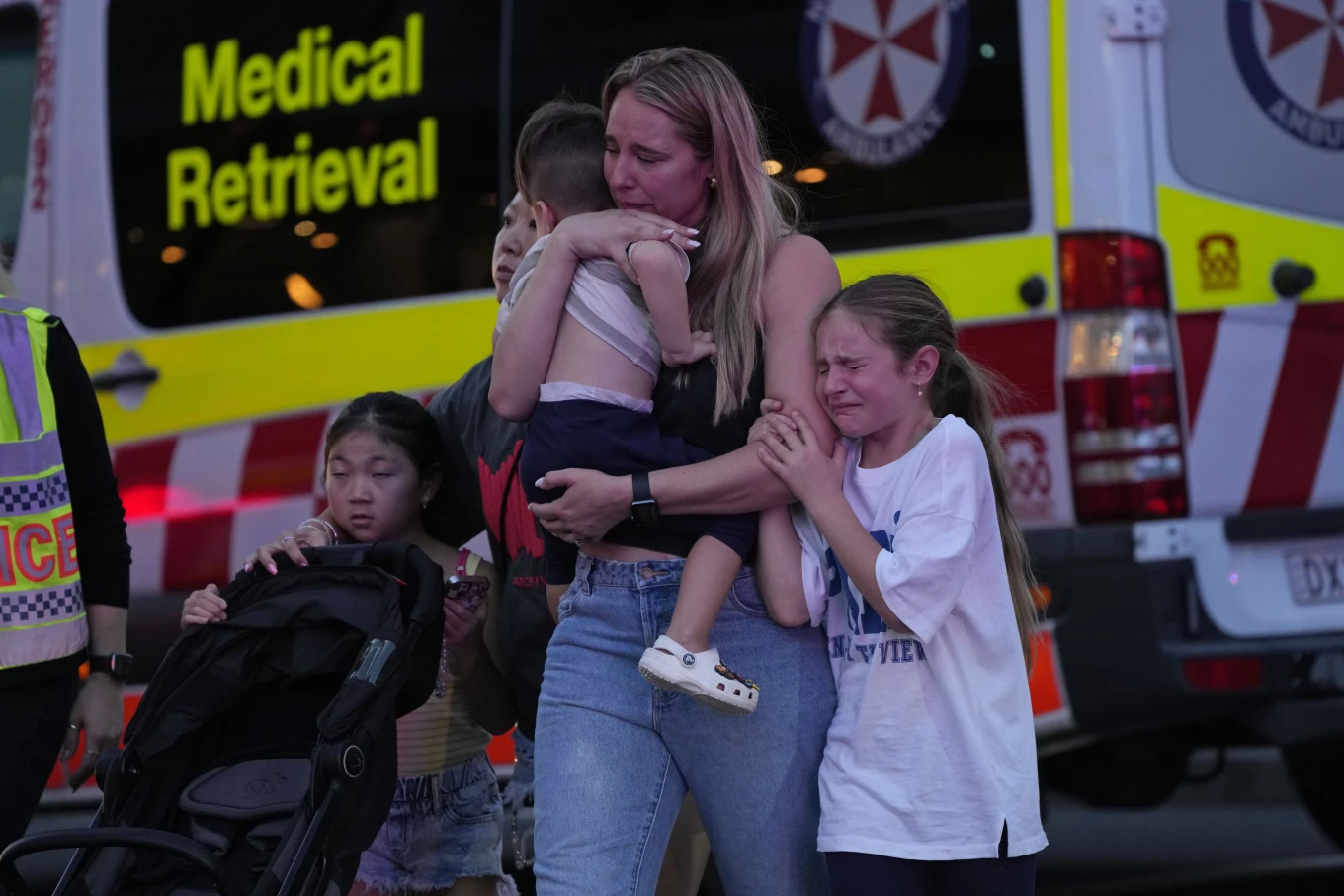 ‘Run, run, run': Chaos at a Sydney mall as 6 people stabbed to death, and the suspect fatally shot