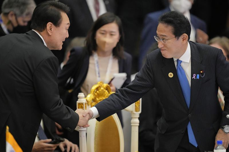 S Korea, Japan seek better ties amid NKorea missile tensions