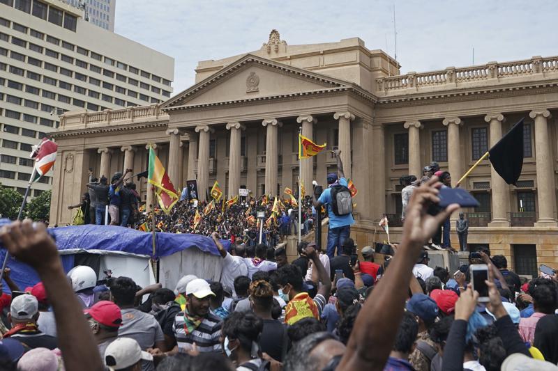 Sri Lanka president flees as protesters storm palace-Sri Lankan PM agrees to quit in biggest political turmoil